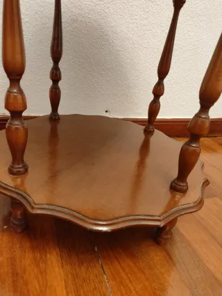 Mesa auxiliar de madera