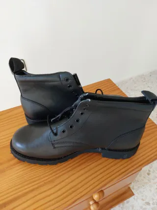 Botas de piel negras.