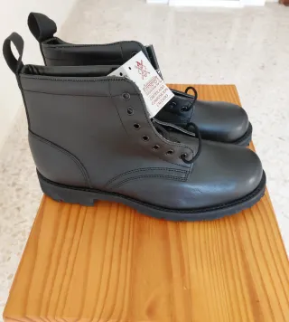 Botas de piel negras.