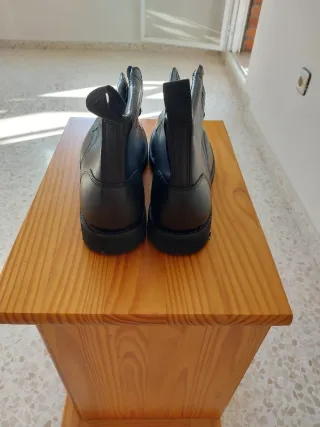 Botas de piel negras.