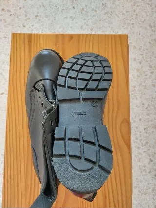 Botas de piel negras.