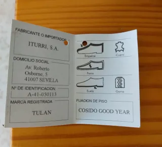 Botas de piel negras.