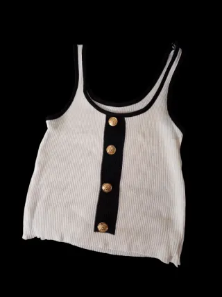 Camiseta sin mangas con botones dorados