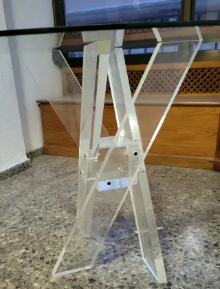 Mesa redonda cristal y patas metacrilato