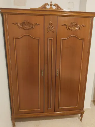 Armario antiguo de madera en perfecto esta