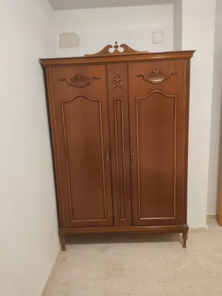 Armario antiguo de madera en perfecto esta