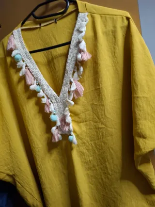 Blusa amarilla con adornos