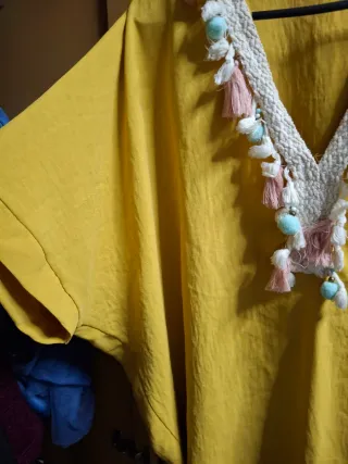 Blusa amarilla con adornos