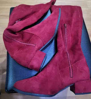 Botas altas ante rojas