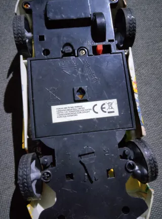 Coche teledirigido amarillo graffiti