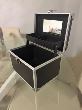 Maletín negro y plateado