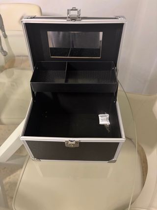 Maletín negro y plateado