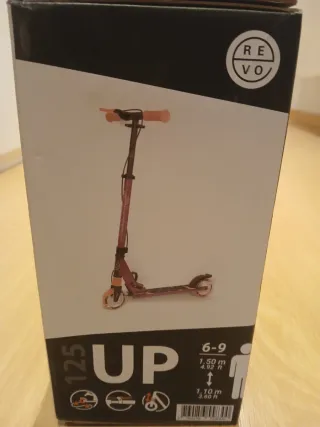 Patinete morado con ruedas rosas