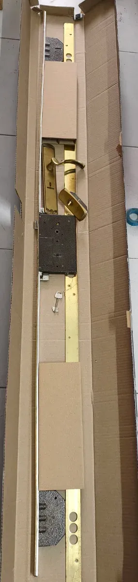 Cerradura de seguridad dorada Ezcurra