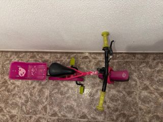 Bicicleta infantil rosa con cesta