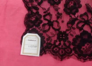 Mantilla di pizzo nero con fiori