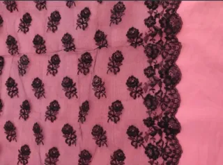 Mantilla di pizzo nero con fiori