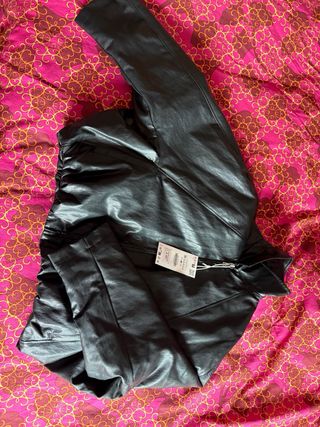 Chaqueta bomber efecto piel negra