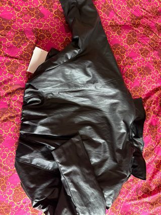 Chaqueta bomber efecto piel negra