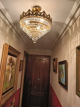 Lámpara de techo dorada con cristales