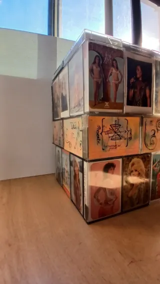 Lámpara artesanal hecha de casetes