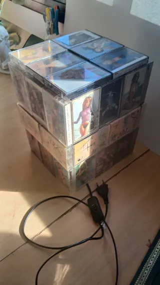 Lámpara artesanal hecha de casetes