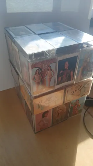 Lámpara artesanal hecha de casetes