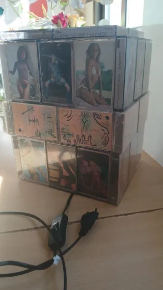 Lámpara artesanal hecha de casetes