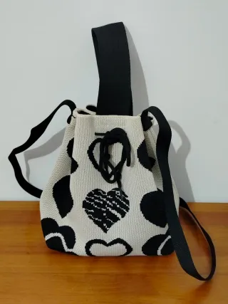 Bolso cubo blanco roto con corazones negros