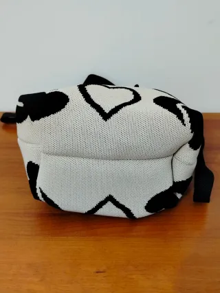 Bolso cubo blanco roto con corazones negros