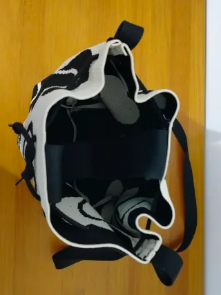 Bolso cubo blanco roto con corazones negros