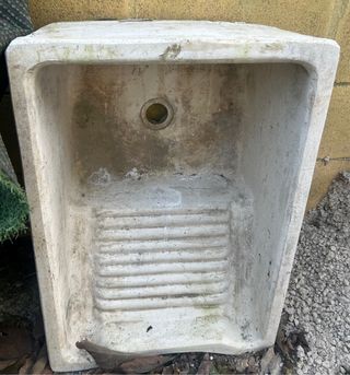 Pila de lavar antigua de cemento
