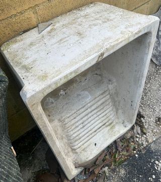 Pila de lavar antigua de cemento