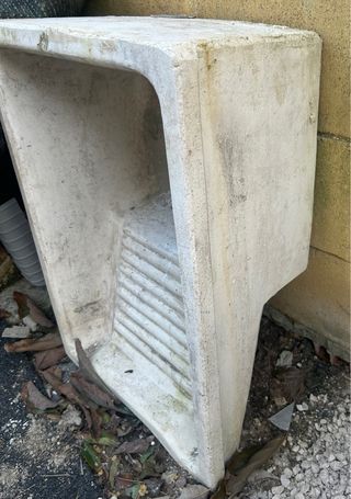 Pila de lavar antigua de cemento