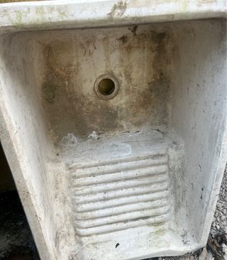 Pila de lavar antigua de cemento