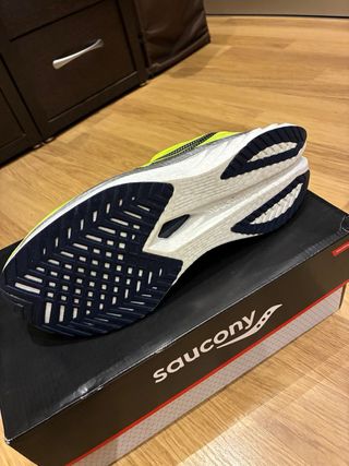 Saucony Endorphin Speed 4 Talla 44 Nuevas estrenar