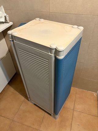 Armario de plástico estrecho