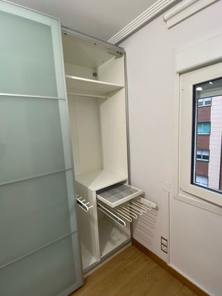 Armario puertas cristal plateado blanco