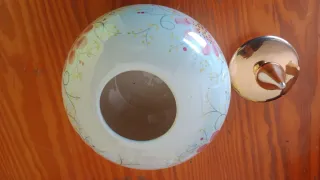 Jarrón de cerámica con tapa dorada