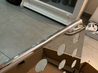 Soporte TV Cromado con Ruedas, Nuevo con daño