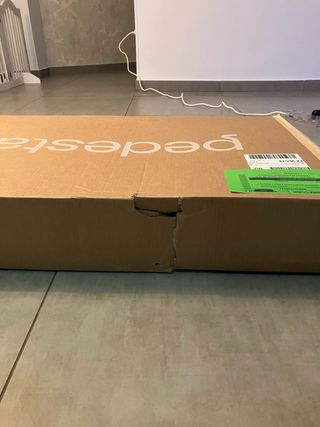 Soporte TV Cromado con Ruedas, Nuevo con daño