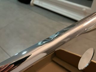 Soporte TV Cromado con Ruedas, Nuevo con daño