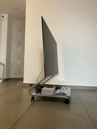 Soporte TV Cromado con Ruedas, Nuevo con daño