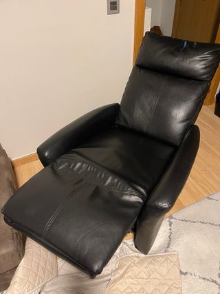 Sillón de piel negro con funda beige