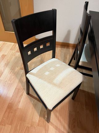 Mesa comedor oscura con 6 sillas