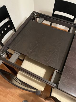 Mesa comedor oscura con 6 sillas