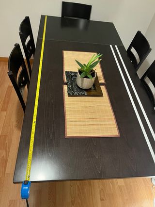 Mesa comedor oscura con 6 sillas