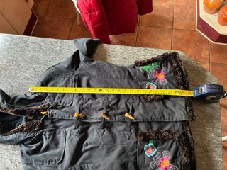 Abrigo negro con bordados florales