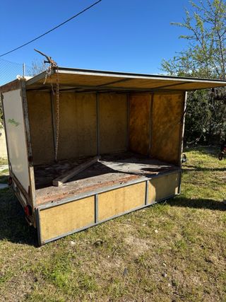 Remolque blanco con logo verde