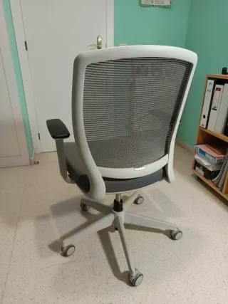 Silla de escritorio giratoria modelo Nicole White.